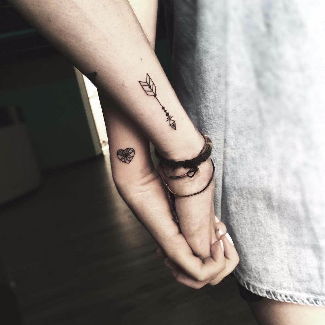 Un tatuaje: Que simbolice en tinta, el amor eterno entre los dos.