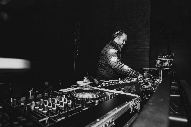 DJ